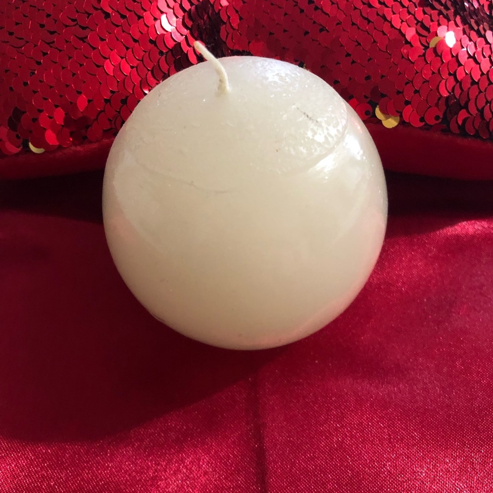 Round candle/new never use from Bouclair